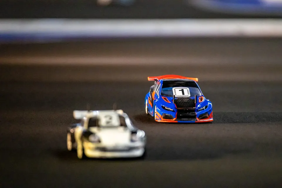 Zwei Tourenwagen-Modelle auf der Strecke