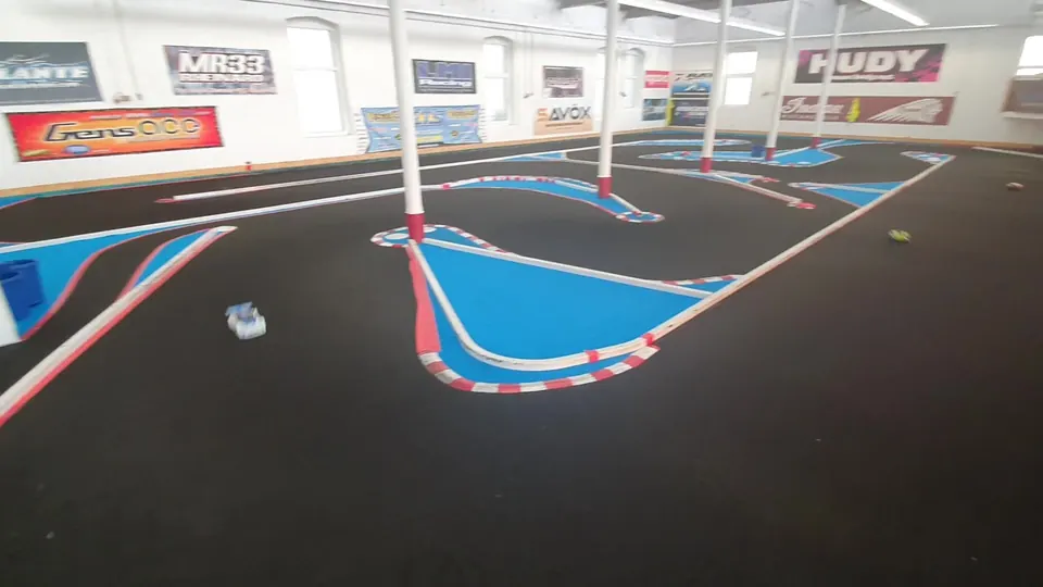 Blick über die Teppichstrecke in der Modellsport Arena Velbert